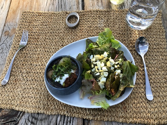 Braised little onions and a green salad