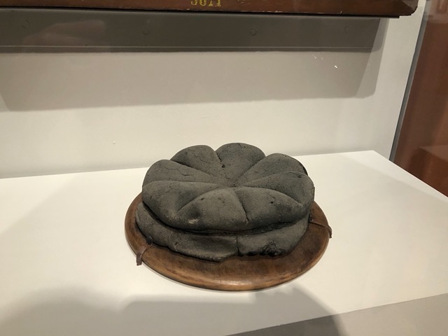 It is not clear how the sections were made, or why these loaves had a rope around the middle