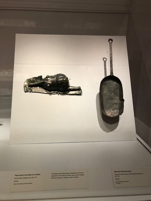Chicken-shaped food mold and meat dish with pouring lip