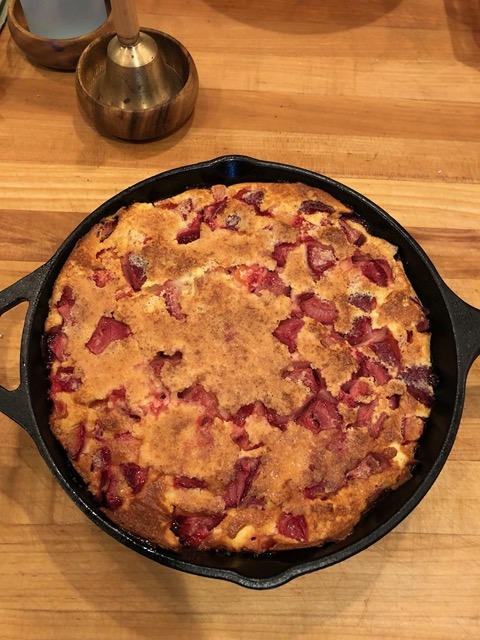 Strawverry cake in a cast iron skillet