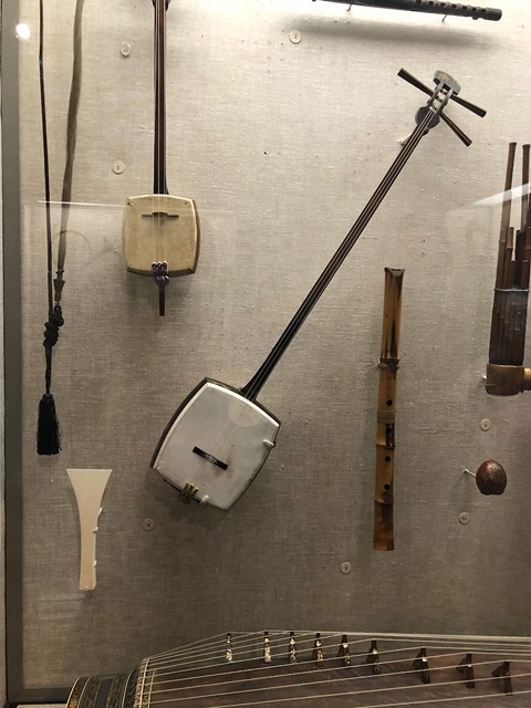 A lute and pick from Japan, pre-1820