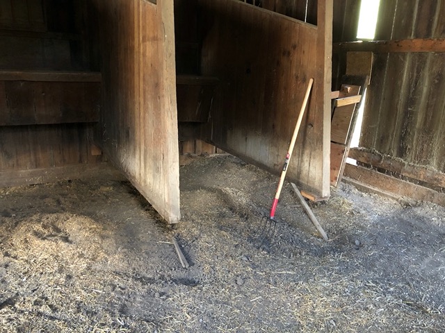 The stalls don't touch the ground
